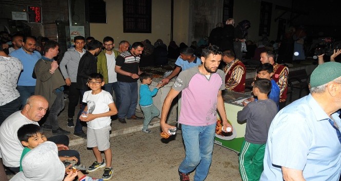 Akşehir Belediyesi Kadir Gecesinde de geleneğini sürdürdü
