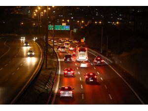 Anadolu Otoyolu'nda araç yoğunluğu