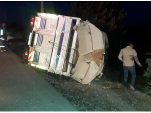 Karaman’da kamyonet devrildi: 2 yaralı