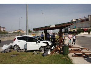 Kontrolden çıkan otomobil taksi durağına daldı
