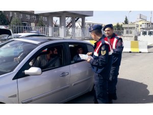 Sürücüleri kontrol eden çocuklara bisiklet ödülü