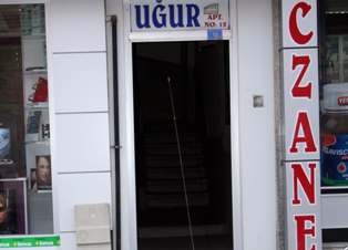 Apartmanın sokak kapısını çaldılar