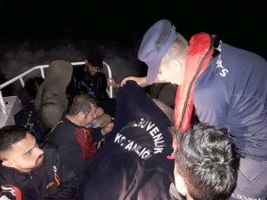 Botları su alınca yardım istediler