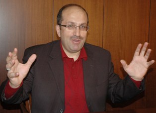 Adem Esen kolları sıvadı