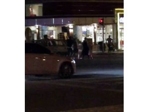 Sürücüler araçlarından inip kavga etti