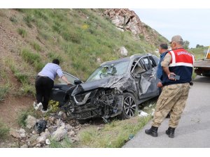 Sivas’ta kontrolden çıkan otomobil uyarı levhasına çarptı: 4 yaralı