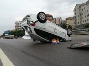 D-100’de bariyerlere çarpan otomobil takla attı: 1 yaralı