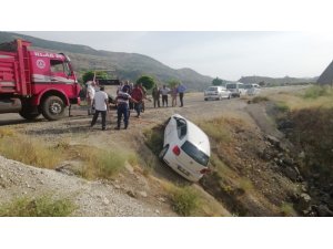 Otomobil uçurumun kenarında asılı kaldı