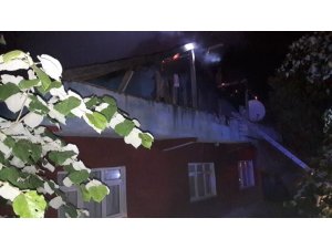 Tek katlı evin çatı katında çıkan yangın korkuttu