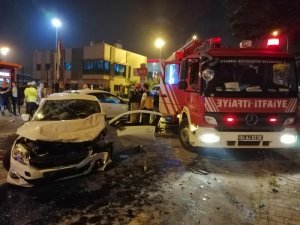 İki otomobil kafa kafaya çarpıştılar: 8 yaralı