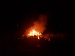 Tarlaya uçan kamyon alev alev yandı: 3 yaralı