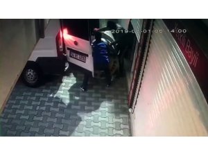 Hırsızların elektrik malzemeleri satan dükkanı talan ettiği anlar kamerada