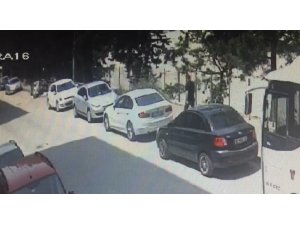 Araçları taşla çizen bir kişi güvenlik kamerasına yakalandı