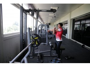 Avrupa'da bükülmeyen bileğini dünya şampiyonluğuna hazırlıyor