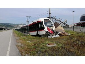Servis dışı tramvay hat dışına çıktı