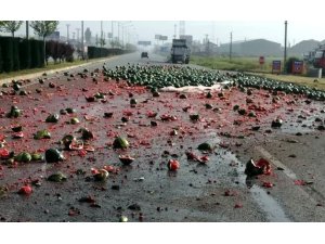 Yola saçılan karpuzlar trafiği aksattı