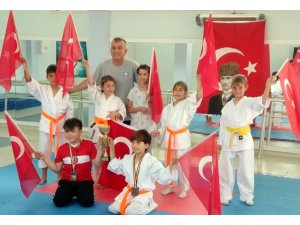 Foçalı miniklerin karate coşkusu