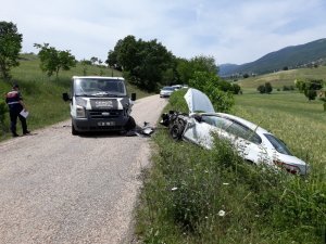 Minibüs ile otomobil çarpıştı: 5 yaralı