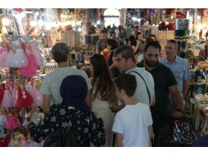 Aynalı Çarşı’da arefe günü hareketliliği