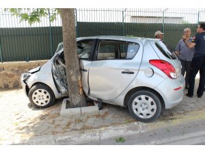 Otomobil ağaca çarptı: 2 yaralı