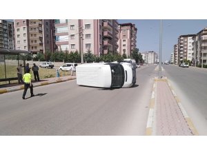Refüje çarpan minibüs takla attı