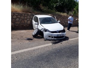 Otomobil istinat duvarına çarptı