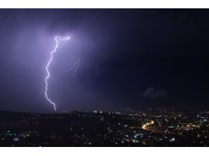 Kocaeli’de şimşekler gökyüzünü aydınlattı