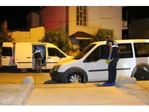Karaman’da park halindeki iki araç kundaklanmak istendi