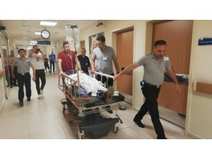Yolda yürürken sırtından bıçaklandı