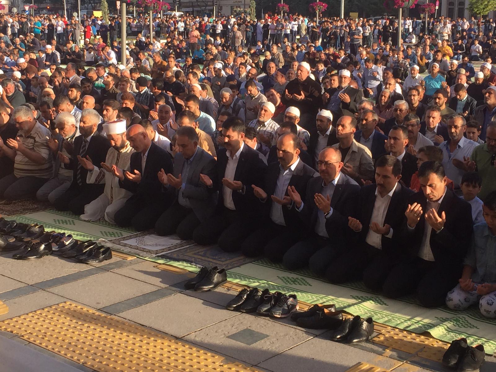 Konya'da binler Mevlana Meydanında buluştu