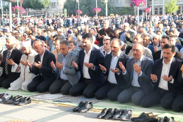 Bakan Kurum, Bayram namazını Konya'da kıldı