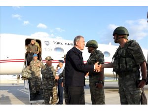 Bakan Akar ve komutanlar geceyi sınırın sıfır noktasında geçirdi