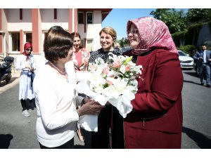 Bakan Selçuk huzurevi sakinleriyle bayramlaştı