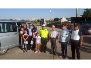 Emniyet Müdürü sürücü çocuklarına karne dağıttı