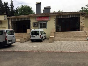 Ağabeyini ailesinin gözleri önünde bıçaklayarak öldürdü