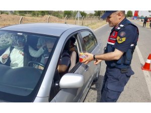 Şanlıurfa’da jandarmadan ceza yerine şeker