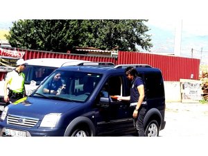 Polisten sürücülere şeker ikramı