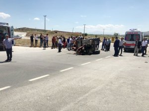 Otomobile çarpan traktör ortadan ikiye bölündü