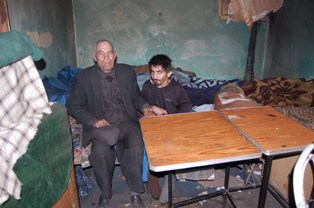 Zihinsel engelli oğluna yardımlarla bakıyor