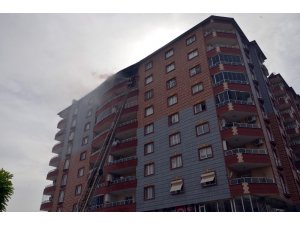 8 katlı binanın çatısındaki yangın korkuttu