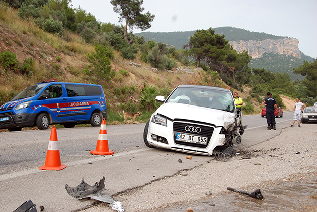 Konya plakalı araç Mersin'de kaza yaptı:10 YARALI