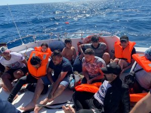 Ölümle burun buruna gelen kaçak göçmenleri sahil güvenlik kurtardı