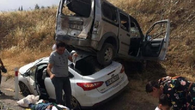 Feci kaza... Otomobiller üst üste çıktı!