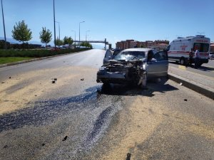 Traktörle çarpışan otomobil hurdaya döndü: 5 yaralı