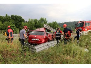 Kontrolden çıkan otomobil bariyerlere çarptı: 2 ölü