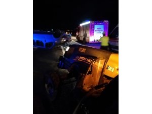 Denizli'de traktör ile minibüs çarpıştı: 3 yaralı