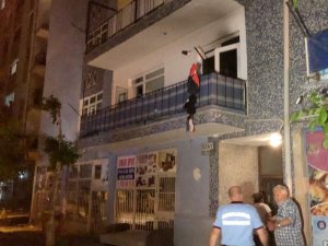 Başkent’te yanan dairede mahsur kalan kadını itfaiye kurtardı