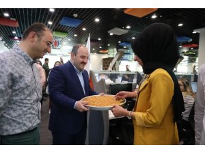 Bakan Varank, Beyaz Masa’da çağrılara yanıt verdi, vatandaşla bayramlaştı