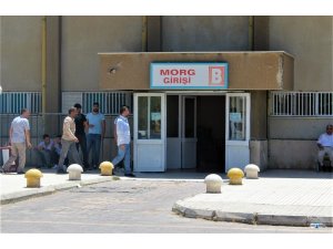 Evini bastığı çifti pompalı tüfekle vurdu