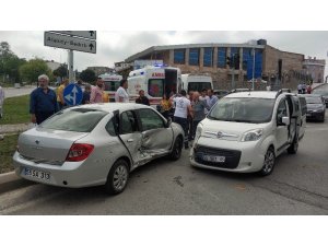 Kavşakta ambulansa yol vermek isteyen otomobil kaza yaptı: 11 yaralı